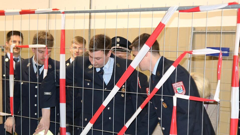 Beim Man&ouml;vrieren des Feuerwehrhelmes durch den Flatterbandparcours war Konzentration gefragt