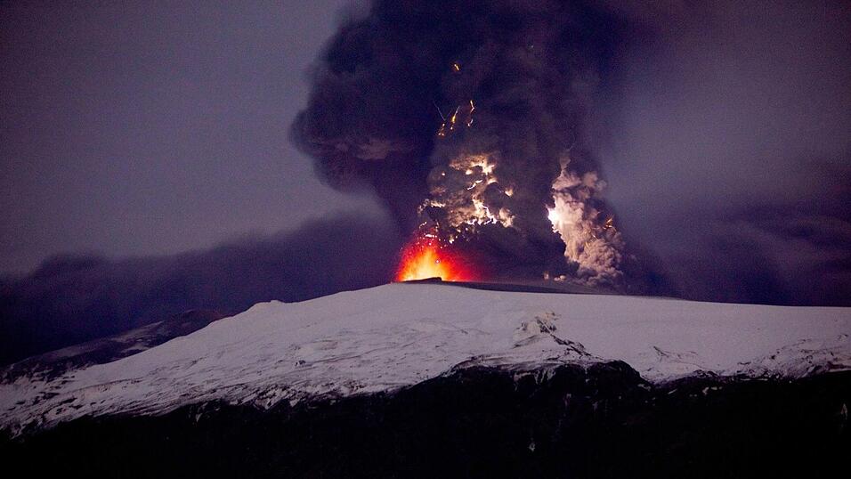 Feuer und Eis wie 2010 am Eyjafjallajökull gehen auf Island manchmal Hand in Hand. (Archivbild) Feuer und Eis wie 2010 am Eyjafjallajökull gehen auf Island manchmal Hand in Hand. (Archivbild)