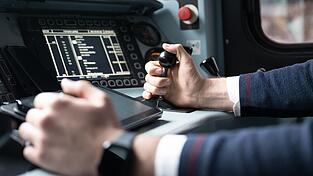 Insbesondere im operativen Bereich sucht die Bahn weiterhin Personal - und stellt nun trotz Krise Tausende Auszubildende ein. (Archivbild) Insbesondere im operativen Bereich sucht die Bahn weiterhin Personal - und stellt nun trotz Krise Tausende Auszubildende ein. (Archivbild)