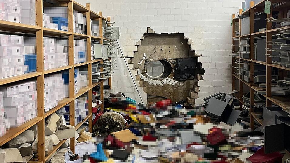 Durch ein gro&szlig;es Loch in der Wand waren die T&auml;ter in den Tresorraum gelangt. (Archivbild)