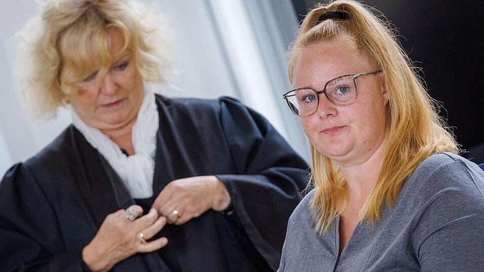 Fabians Mutter (rechts) nimmt mit ihrer Rechtsanw&auml;ltin Christine Habetha (links) als Nebenkl&auml;gerin an dem Prozess teil.