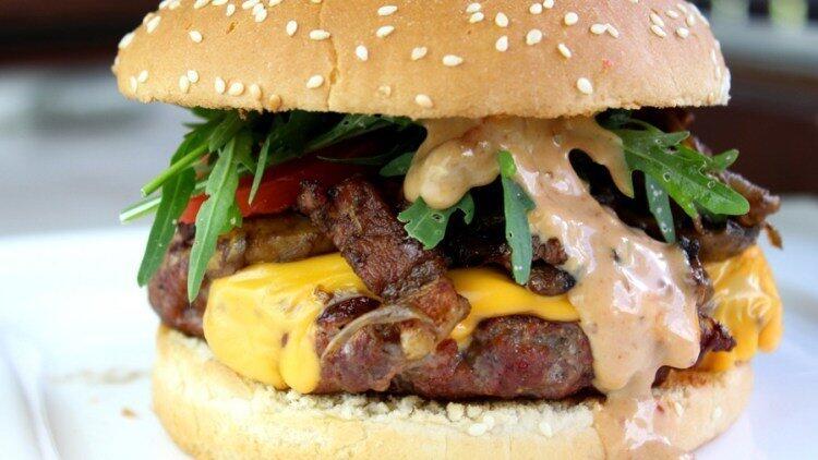 Diesen leckeren Burger zaubert Food-Bloggerin Anja Auer heute in einer neuen Folge von 'So grillt die Region'.