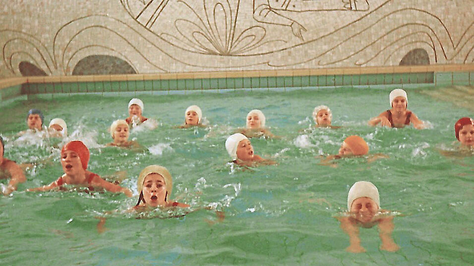 Viele Landshuter lernten und &uuml;bten im Wolfgangsbad das Schwimmen (hier um 1974). Das Lehrschwimmbecken der Wolfgangsschule wurde 2016 geschlossen, weil keine Mittel f&uuml;r die Sanierung vorhanden waren.