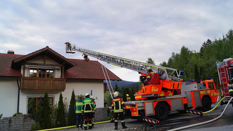 Mit der Lamer Drehleiter gelangten Atemschutzger&auml;tetr&auml;ger auf das Dach, aus dem Rauch ausgetreten war.