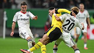Eintracht Frankfurt und Borussia Dortmund lieferten sich einen packenden Pokal-Kampf. Eintracht Frankfurt und Borussia Dortmund lieferten sich einen packenden Pokal-Kampf.