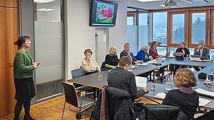 Kein Wickelbereich, wenig Platz: SFZ-Schulleiterin Birgit Heigl-Venus (l.) wies noich einmal auf die Schwierigen Verhältnisse hin. Kein Wickelbereich, wenig Platz: SFZ-Schulleiterin Birgit Heigl-Venus (l.) wies noich einmal auf die Schwierigen Verhältnisse hin.