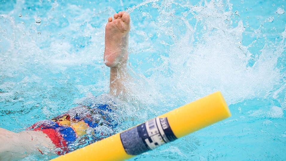Die ersten Schwimmz&uuml;ge fallen vielen Kindern schwer. (Symbolbild)