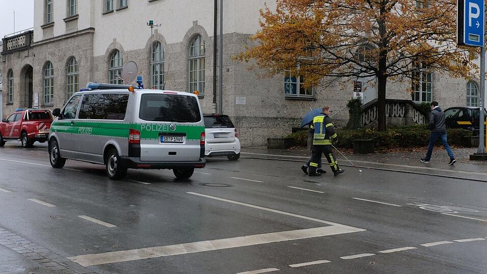 Wegen einer Bombendrohung ist derzeit das Gebiet um die Berufsschule in der Pestalozzistraße in Straubing gesperrt.
