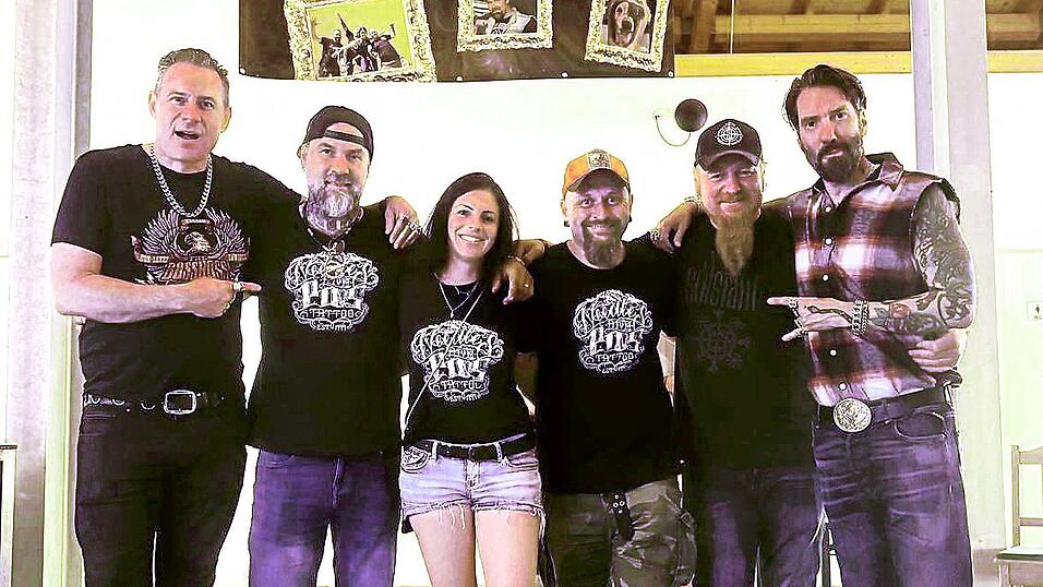 Bei Lucki Maurers &bdquo;Bad Ass BBQ 2025&ldquo; in Schergengrub gab es dank Needles & Pins die M&ouml;glichkeit, sich t&auml;towieren zu lassen. Am Samstag, 6. September, werden die Drechsels selbst zu Gastgebern.