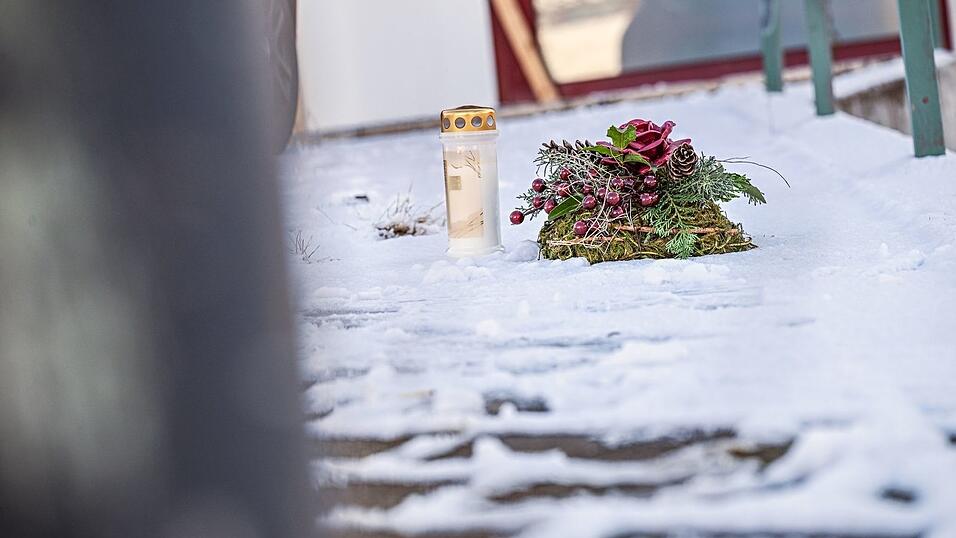 Vor dem Firmengeb&auml;ude, in dem die Leichen der beiden S&ouml;hne gefunden wurden, liegen eine Kerze und ein Kranz.