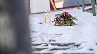 Vor dem Firmengebäude, in dem die Leichen der beiden Söhne gefunden wurden, liegen eine Kerze und ein Kranz. Vor dem Firmengebäude, in dem die Leichen der beiden Söhne gefunden wurden, liegen eine Kerze und ein Kranz.