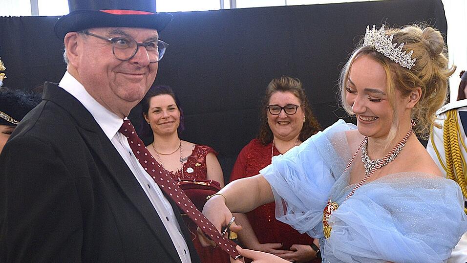 Die Krawatte von Bürgermeister Klaus wurde von Prinzessin Tiziana I. in ein Kurzmodell verwandelt. Die Krawatte von Bürgermeister Klaus wurde von Prinzessin Tiziana I. in ein Kurzmodell verwandelt.