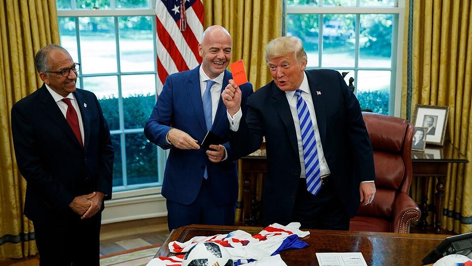 Damals ein Scherz: Trump zeigt Rot. Und jetzt? (Archivbild) Damals ein Scherz: Trump zeigt Rot. Und jetzt? (Archivbild)