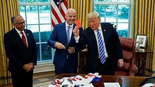 Damals ein Scherz: Trump zeigt Rot. Und jetzt? (Archivbild) Damals ein Scherz: Trump zeigt Rot. Und jetzt? (Archivbild)