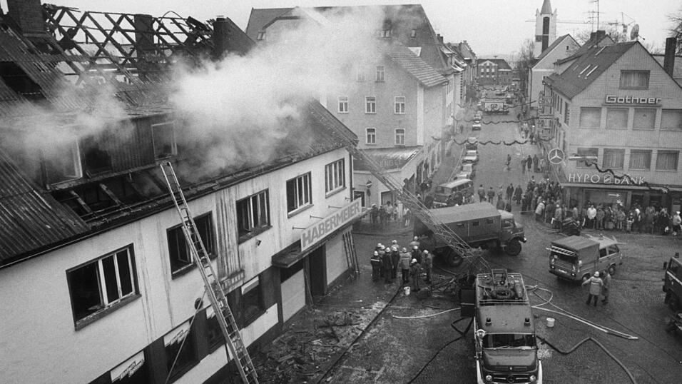 Der 17. Dezember 1988 war ein schwarzer Tag in der Geschichte der Stadt Schwandorf. Ein Neonazi verübte damals einen Brandanschlag, vier Menschen starben. Der 17. Dezember 1988 war ein schwarzer Tag in der Geschichte der Stadt Schwandorf. Ein Neonazi verübte damals einen Brandanschlag, vier Menschen starben.