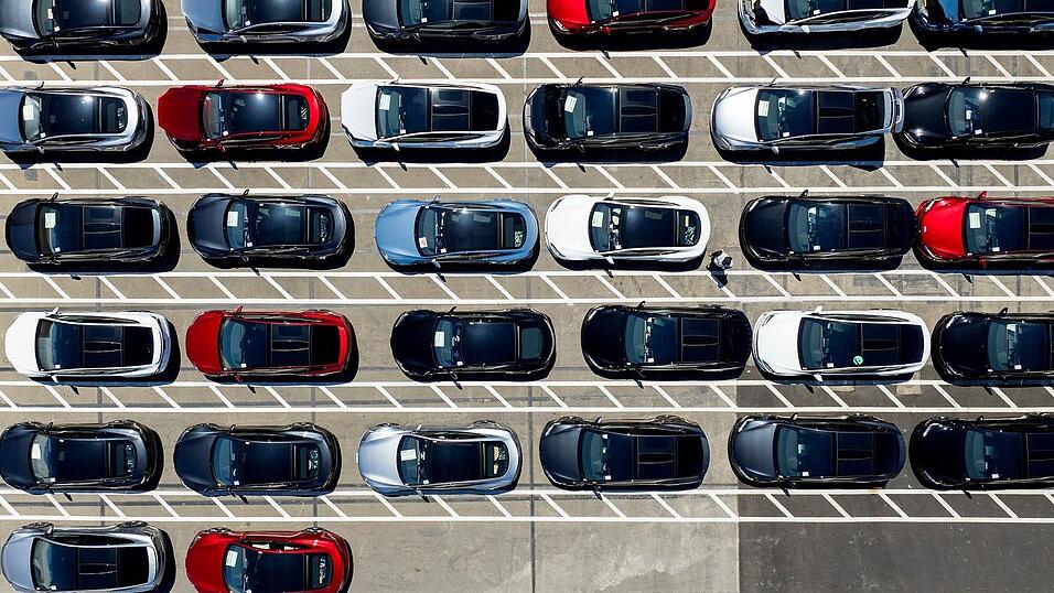 Tesla-Fahrzeuge stehen auf einem Firmengelände in Kalifornien. (Archivbild) Tesla-Fahrzeuge stehen auf einem Firmengelände in Kalifornien. (Archivbild)