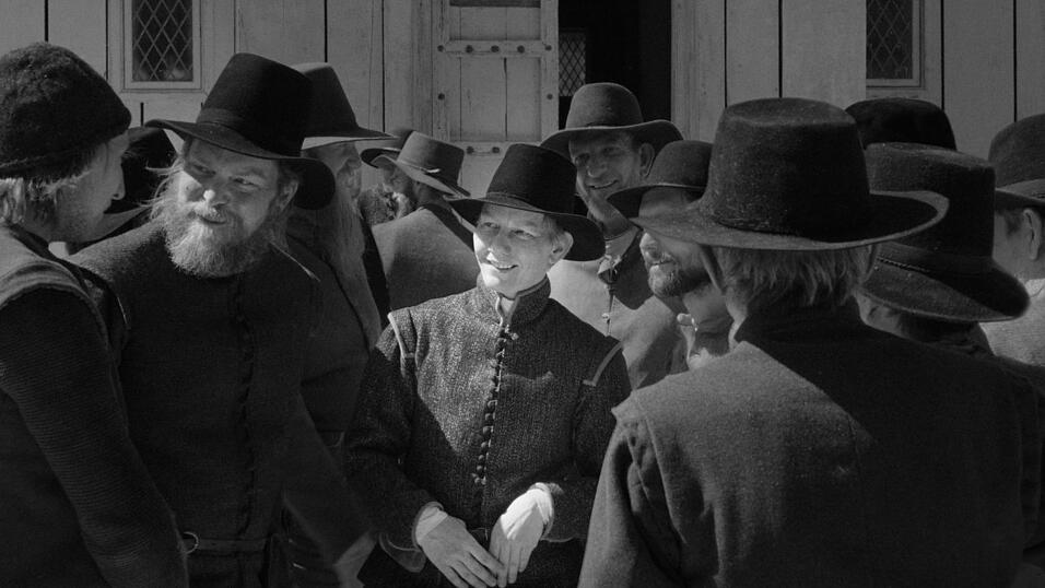 F&uuml;r ihre Maskerade als Mann trug H&uuml;ller einen k&uuml;nstlichen Penis aus Horn, au&szlig;erdem sei ihr Oberk&ouml;rper eingeschn&uuml;rt worden, wie sie im Interview der &laquo;Zeit&raquo; erz&auml;hlte.