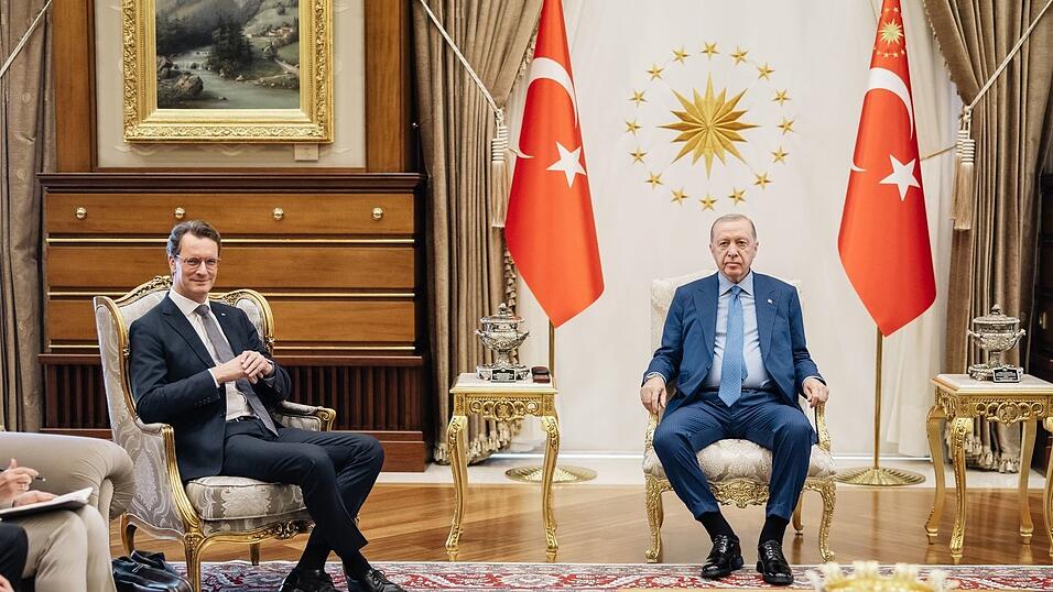 Nur wenige Stunden nach seiner Ankunft in Ankara wird Wüst von Erdogan im Präsidentenpalast empfangen. (Archivbild) Nur wenige Stunden nach seiner Ankunft in Ankara wird Wüst von Erdogan im Präsidentenpalast empfangen. (Archivbild)
