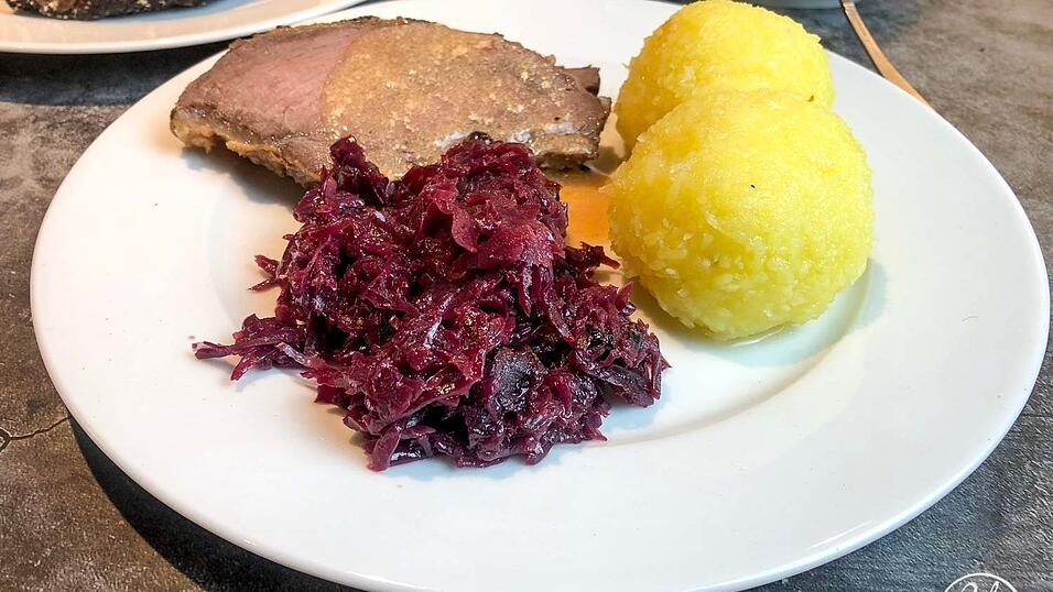 Zum klassischen Sauerbraten passen neben Knödeln und Rotkohl auch Gemüse und Baguette.