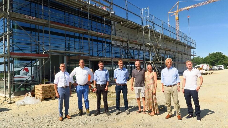 Richtfest beim Netto-Einkaufsmarkt: Bauherr Nicola Vitale, Projektmanager Thomas Braunsberger, Ehepaar Sternecker, Nettoverkaufsleiter Maximilian P&auml;ffgen, Baumanager Andreas Auburger, Bauleiter der Firma Waizenauer Michael Vogl sowie B&uuml;rgermeister Hans Biederer (von rechts).