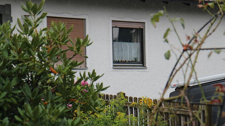 Was sich hinter diesen Fenstern abgespielt hat, weiß niemand. Von einer Tragödie sprechen die Menschen.