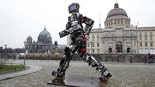 &bdquo;Niemals wegwerfen, was repariert werden kann&ldquo;: Die Skulptur &bdquo;Wertgigant&ldquo; (hier in Berlin ausgestellt) ist sechs Meter hoch, eine Tonne schwer und besteht aus Elektroschrott. Geschaffen hat sie der K&uuml;nstler HA Schult, der damit auf die katastrophalen Folgen unreflektierten Konsums hinweisen will.