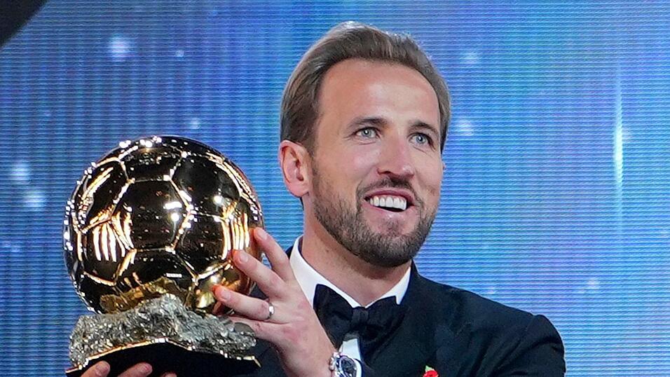 Harry Kane mit dem Ballon d'Or, mit dem der Bayern-Torjäger vor dem Pokalspiel gegen Magdeburg ausgezeichnet worden ist. Harry Kane mit dem Ballon d'Or, mit dem der Bayern-Torjäger vor dem Pokalspiel gegen Magdeburg ausgezeichnet worden ist.