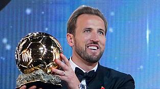 Harry Kane mit dem Ballon d'Or, mit dem der Bayern-Torj&auml;ger vor dem Pokalspiel gegen Magdeburg ausgezeichnet worden ist.