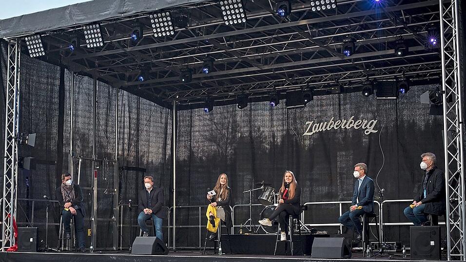 Bei der Vorstellung des Projektes und der Präsentation der mobilen Bühne. Bei der Vorstellung des Projektes und der Präsentation der mobilen Bühne.