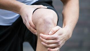 Verletzungen gehören im Fußballalltag dazu.