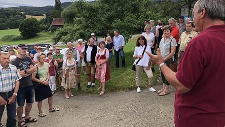 Die Besucher lauschen den Erklärungen von Gemüsebauer Helmut Ettl.