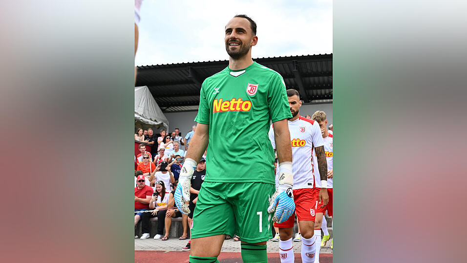 Torwart Felix Gebhardt (r.) erh&auml;lt nun wieder den Vorzug vor Julian Pollersbeck.