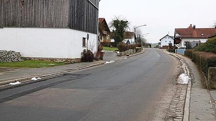 Der dritte Abschnitt der Ortsdurchfahrt Geigant erfolgt ebenfalls im Vollausbau und wird in zwei Etappen durchgeführt. Die Erste beginnt beim Gasthaus Schall und geht bis zur Zellstraße, die Zweite von der Zellstraße bis zum Ortsende auf Höhe der Autowerkstatt Gruber.