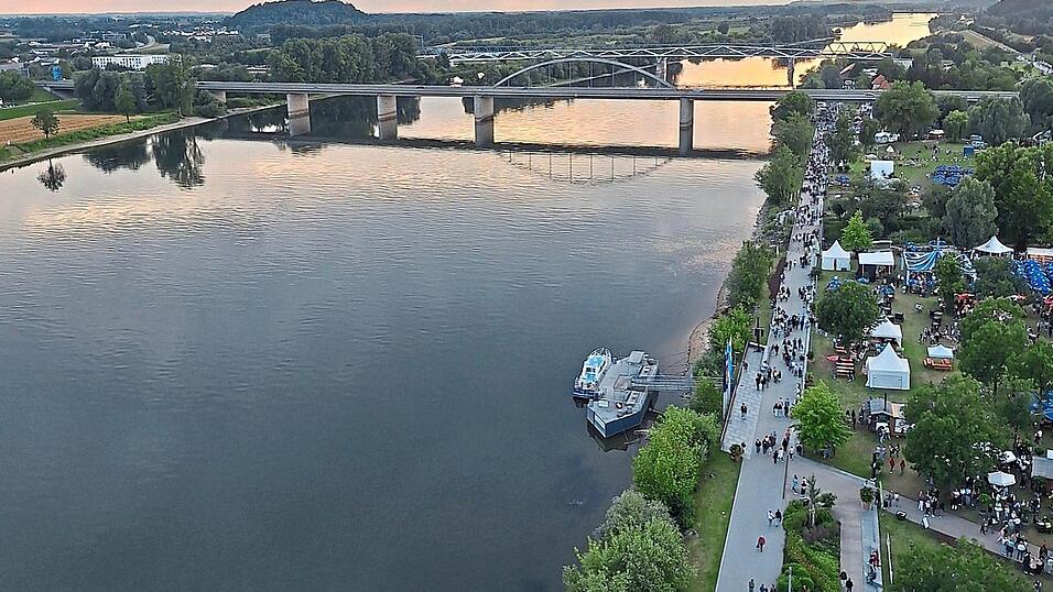 Das Donaufest hat viele Menschen aus nah und fern an die Promenade gelockt.