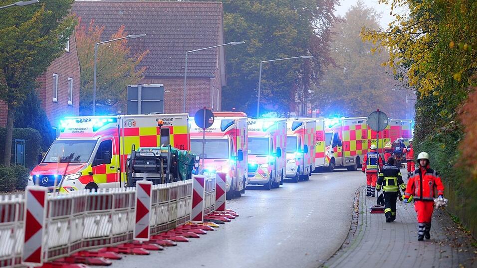 Zahlreiche Rettungswagen sind vor Ort. Zahlreiche Rettungswagen sind vor Ort.
