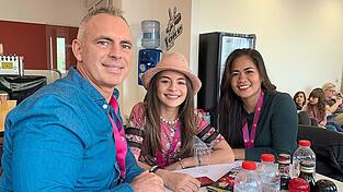 Mayumi wartet mit ihren Eltern Andy und Juvy gespannt auf ihr Casting in Berlin. Mayumi wartet mit ihren Eltern Andy und Juvy gespannt auf ihr Casting in Berlin.