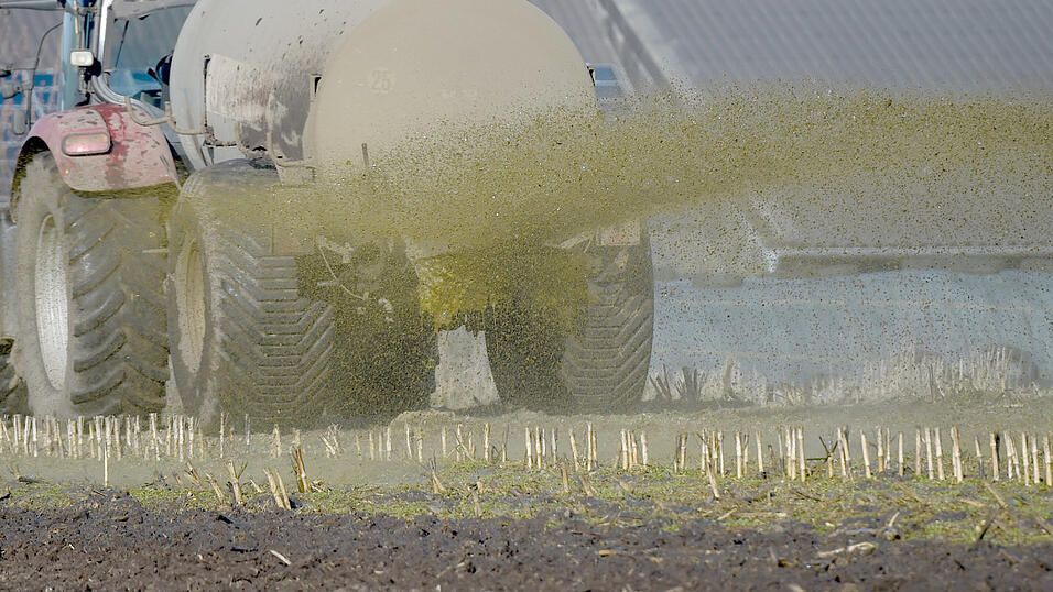 Statt auf dem Feld landete nach einem Unfall im Kreis Landshut Gülle auf der Straße und in einem Graben. (Symbolbild) Statt auf dem Feld landete nach einem Unfall im Kreis Landshut Gülle auf der Straße und in einem Graben. (Symbolbild)