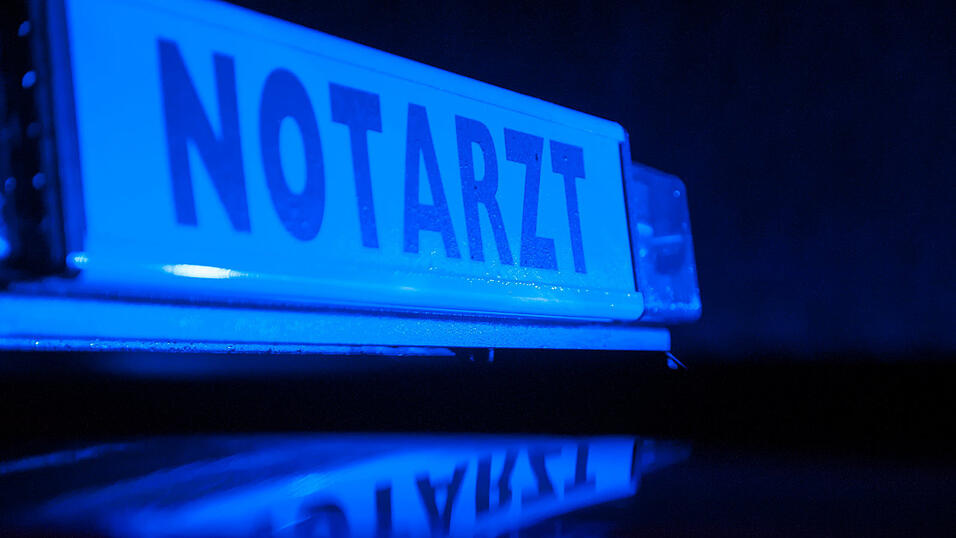 Beide Autofahrer wurden in Kliniken gebracht. (Symbolfoto) Beide Autofahrer wurden in Kliniken gebracht. (Symbolfoto)