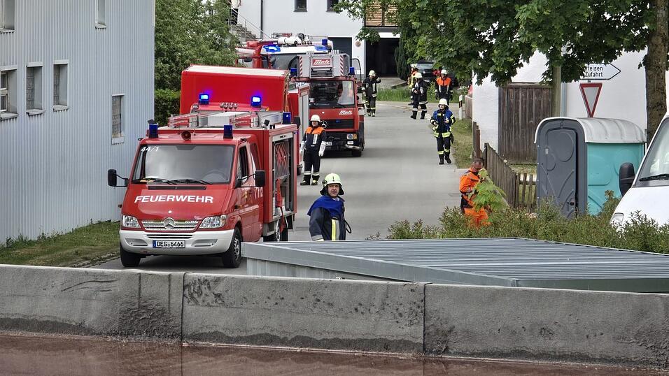 Ein Gro&szlig;aufgebot von Feuerwehren war vor Ort.