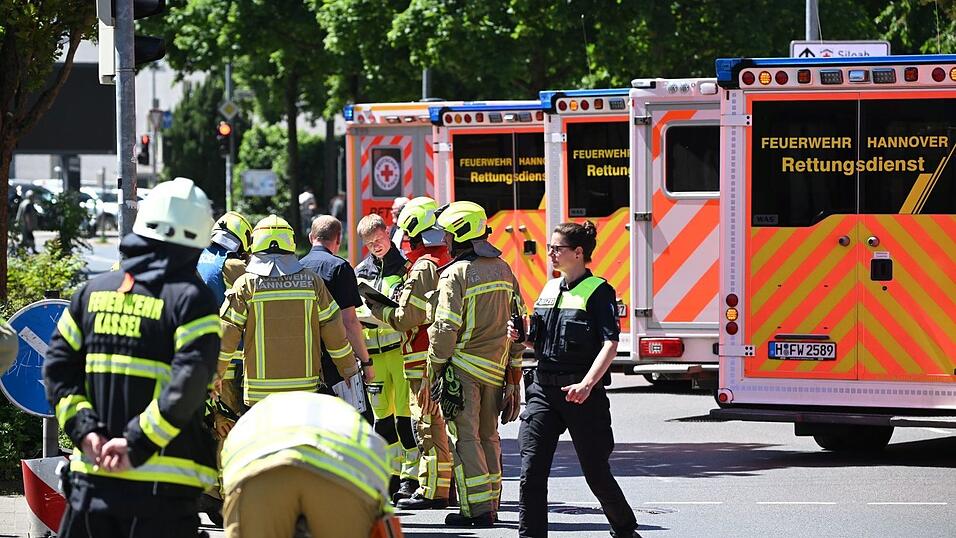 Mehrere Fahrg&auml;ste wurden vom Rettungsdienst versorgt.