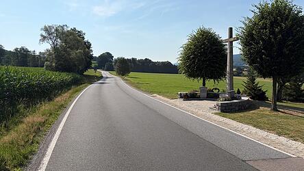 Kurz nach dem &bdquo;Kauer-Kreuz&ldquo; beginnt der Ausbau der Zellertalstra&szlig;e. Die Neubaustrecke ist rund zwei Kilometer lang.