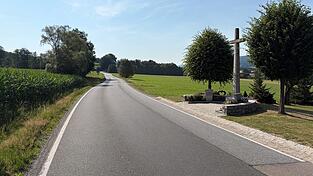 Kurz nach dem &bdquo;Kauer-Kreuz&ldquo; beginnt der Ausbau der Zellertalstra&szlig;e. Die Neubaustrecke ist rund zwei Kilometer lang.