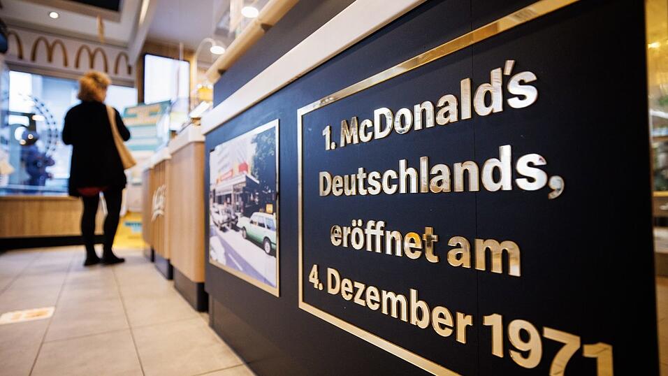 Der Schriftzug '1. McDonald's Deutschlands, eröffnet am 4. Dezember 1971' ist in einer Filiale der Fastfoodkette McDonald's in der Martin-Luther-Straße im Münchner Stadtteil Giesing zu sehen. Die Filiale hatte am 4. Dezember 1971 als erste McDonald's-Filiale in Deutschland ihre Pforten geöffnet.