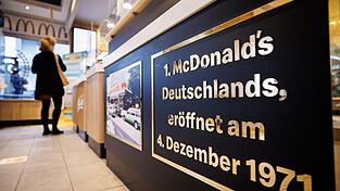 Der Schriftzug '1. McDonald's Deutschlands, eröffnet am 4. Dezember 1971' ist in einer Filiale der Fastfoodkette McDonald's in der Martin-Luther-Straße im Münchner Stadtteil Giesing zu sehen. Die Filiale hatte am 4. Dezember 1971 als erste McDonald's-Filiale in Deutschland ihre Pforten geöffnet.