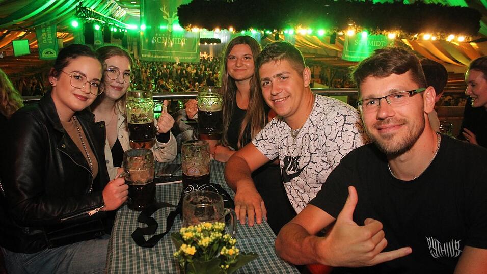 Auch am Samstagabend strömten viele Landshuter zur Dult. Auch am Samstagabend strömten viele Landshuter zur Dult.