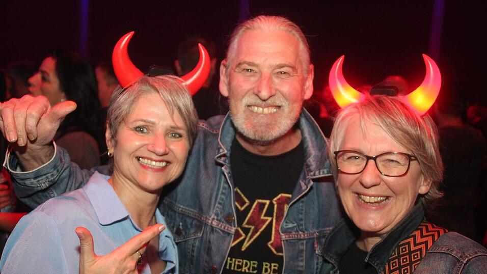 Eindrücke vom Konzertabend der AC/DC-Coverband Barock in er Landshuter Sparkassen-Arena. Eindrücke vom Konzertabend der AC/DC-Coverband Barock in er Landshuter Sparkassen-Arena.