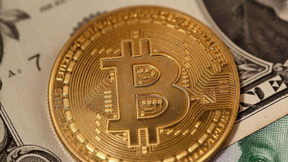 Der Bitcoin hat seit seinem Allzeithoch zum Amtsantritt von US-Präsident Donald Trump rund 28 Prozent an Wert in US-Dollar verloren. Der Bitcoin hat seit seinem Allzeithoch zum Amtsantritt von US-Präsident Donald Trump rund 28 Prozent an Wert in US-Dollar verloren.