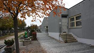 Das Funktionsgebäude auf dem Chamer Friedhof soll saniert und barrierefrei ausgebaut werden.
