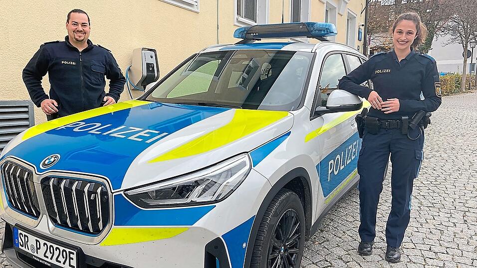 Polizeiobermeisterin Sandra M&uuml;ller und Polizeihauptmeister Florian H&ouml;dl haben sich bereits an den neuen BMW iX1 gew&ouml;hnt.