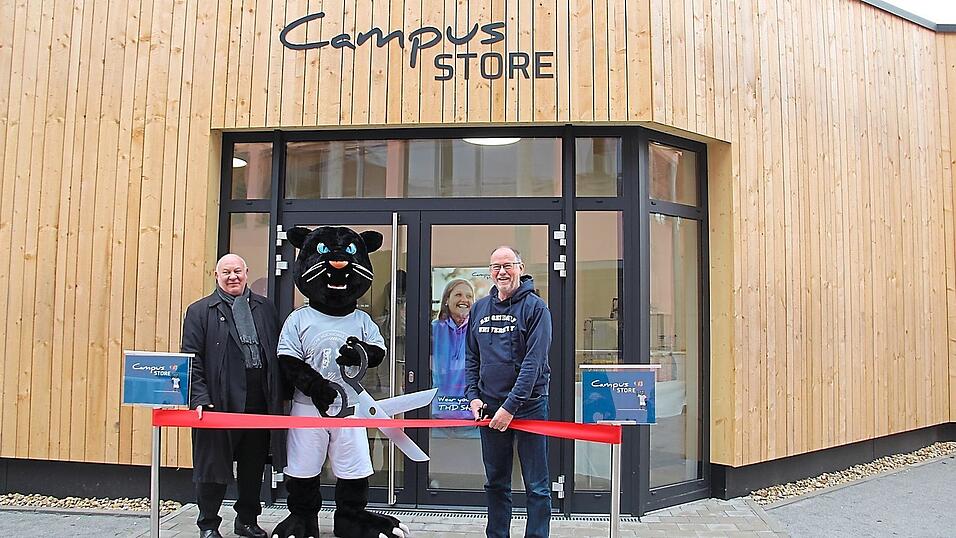 Eröffneten den neuen Campus Store ganz offiziell: Hochschulpräsident Professor Dr. Peter Sperber (r.), der designierte THD-Präsident Professor Waldemar Berg und THD-Maskottchen Deggster. Eröffneten den neuen Campus Store ganz offiziell: Hochschulpräsident Professor Dr. Peter Sperber (r.), der designierte THD-Präsident Professor Waldemar Berg und THD-Maskottchen Deggster.